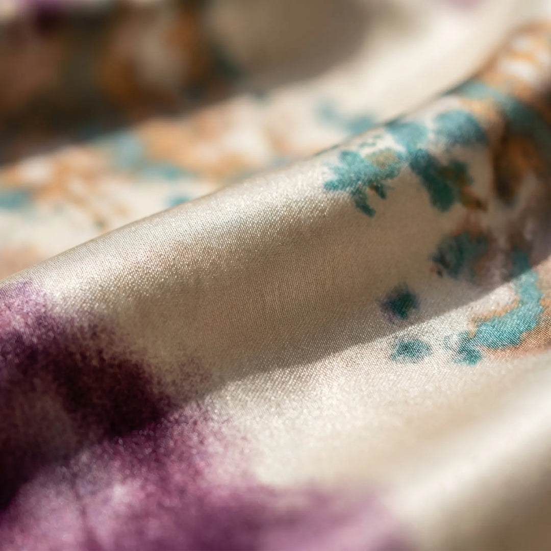 Comfortabele dames wikkeljurk met v-hals, lange mouwen en strikceintuur; casual of feestjurk met unieke print.