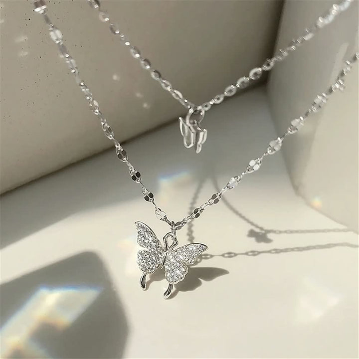 Glanzende zilveren vlinderketting, kwaliteitsvol dames sieraad met uniek en verfijnd design.