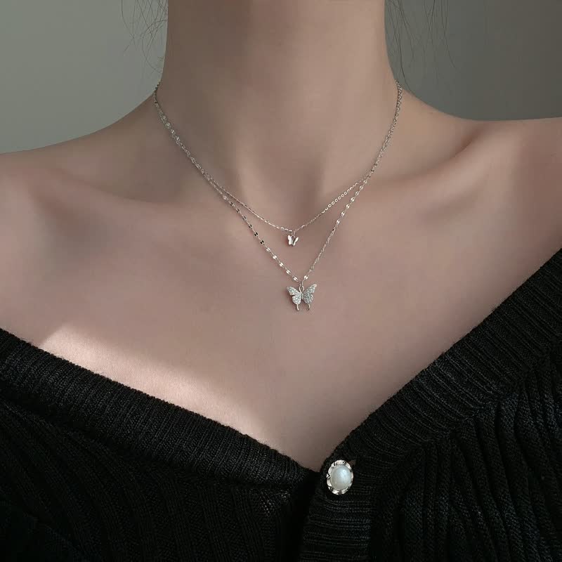 Gedetailleerde zilveren vlinderketting voor dames, glanzend en trendy halsketting.