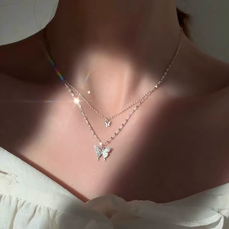 Elegante zilveren vlinderketting, een uniek accessoire dat elke outfit verrijkt.