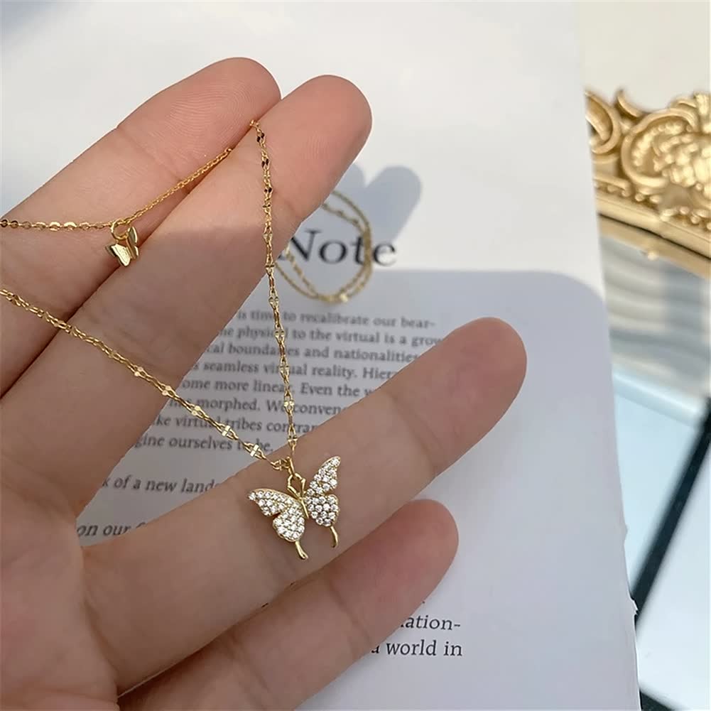Close-up van de prachtige zilveren vlinderhanger aan een fijne damesketting.