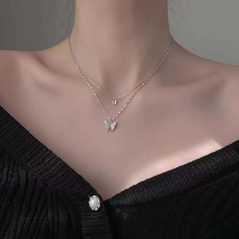 Trendy zilveren vlinderketting; veelzijdig dames sieraad dat elegantie toevoegt aan elke stijl.