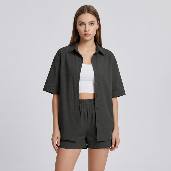 Compleet dames zomersetje: casual knoopsluiting shirt en bijpassende shorts. Comfortabel en stijlvol tweeledig.