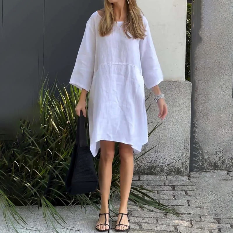 Zomerjurk Malia van dichtbij: comfortabele stof, ronde hals en praktische zakken voor dames.