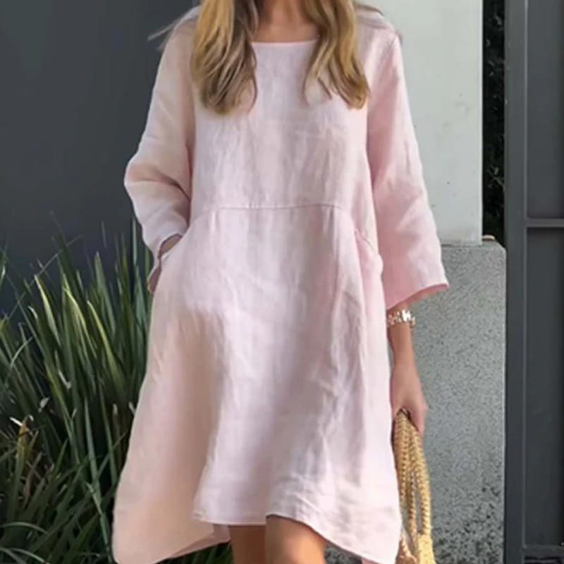 Model draagt Malia zomerjurk, benadrukt de relaxte en comfortabele pasvorm, perfect voor dames.