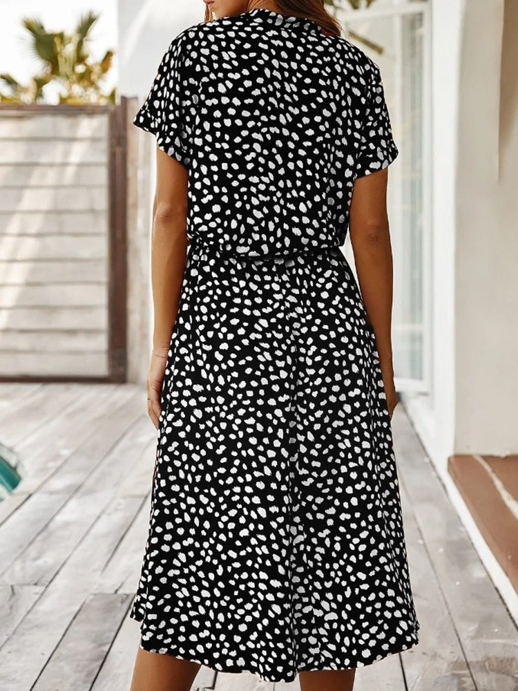 Elegante casual jurk voor dames, met zomerse print en luchtige pasvorm.