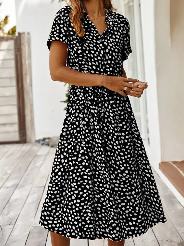 Luchtige dames strandjurk met kleurrijke print, comfortabel voor warme vakanties.