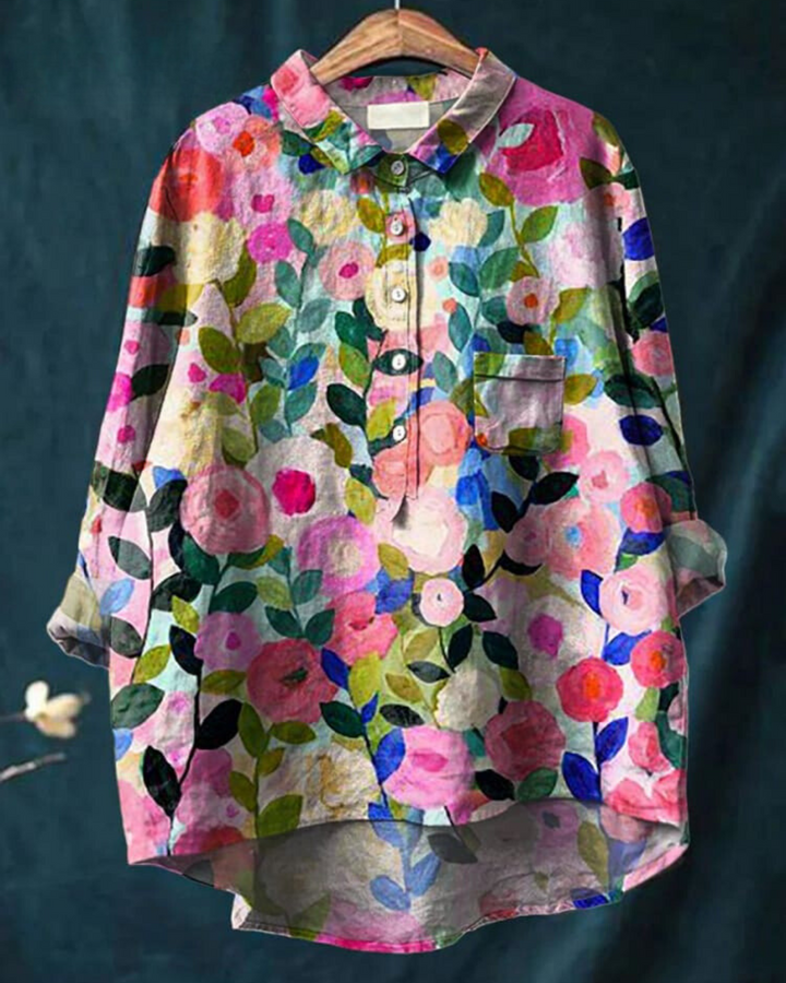 Damesblouse met levendige bloemenprint en klassieke knoopsluiting. Lange mouwen, perfect voor lente/zomer.