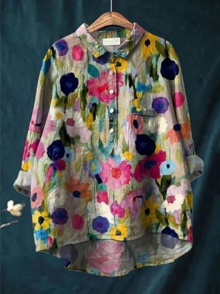 Zomerse damesblouse met heldere bloemenprint en knoopsluiting. Lichtgewicht en comfortabel.