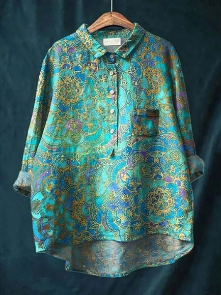 Herfstmode: modieuze damesblouse met bloemenprint en knoopsluiting. Lange mouwen voor warmte.