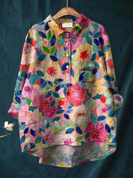 Vrouwenkleding: stijlvolle blouse met bloemenpatroon en praktische knoopjes. Ideaal voor lente outfit.