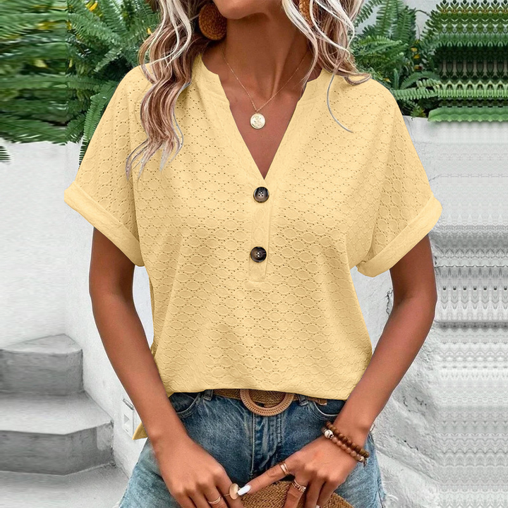 Damesblouse met V-hals, knoopsluiting en korte mouwen, ideaal voor comfortabele zomerkleding.