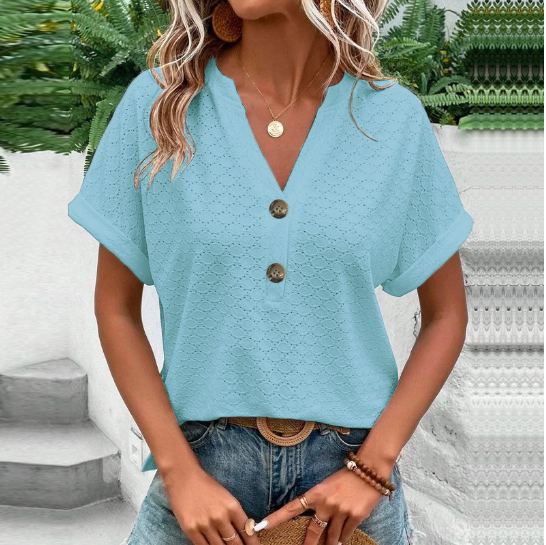 Moderne damesblouse met V-hals, korte mouwen en knoopsluiting, elegante damestop voor zomer.