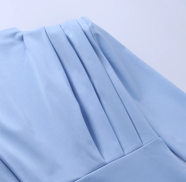 Vrouw geniet in een comfortabele casual damesjurk met lange mouwen, veelzijdig voor dagelijks gebruik. Trendy kleding.