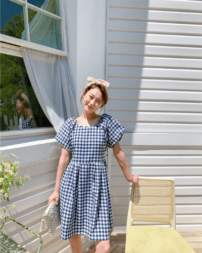 Elegante zomerjurk voor dames met casual pasvorm, vierkante hals en charmante puffmouwen.