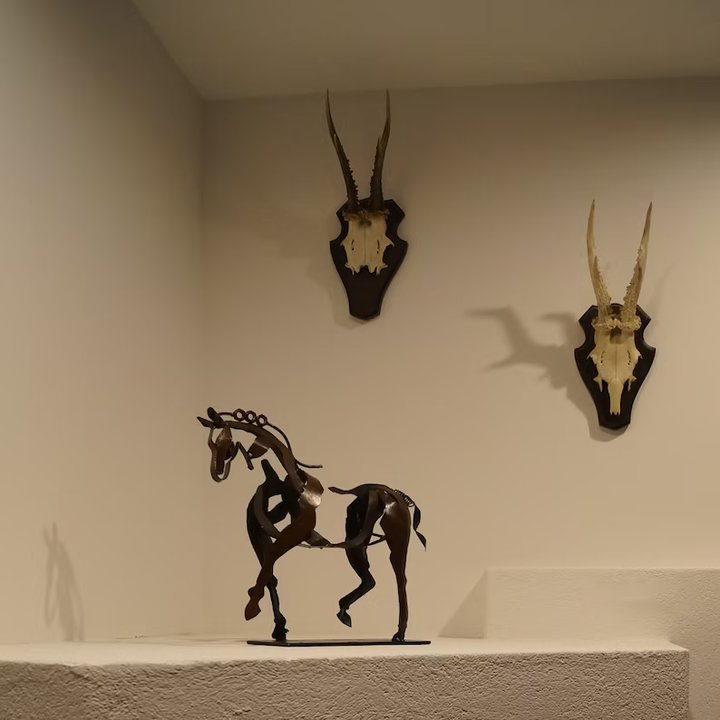 Decoratief metalen paard sculptuur van Adonisma Design. Ideaal interieur ornament en kunst voor thuis of cadeau.