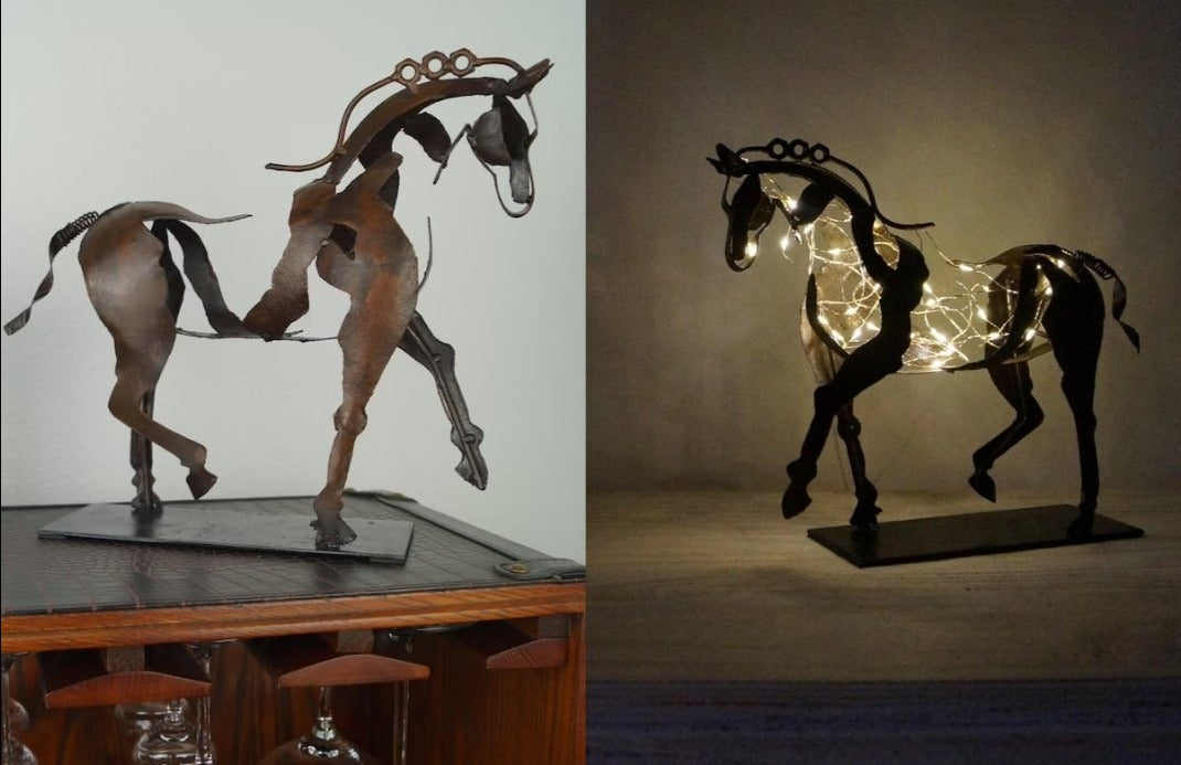 Stijlvol metalen paard beeld, een Adonisma Design ornament. Perfect als dierenbeeld en moderne interieur decoratie.