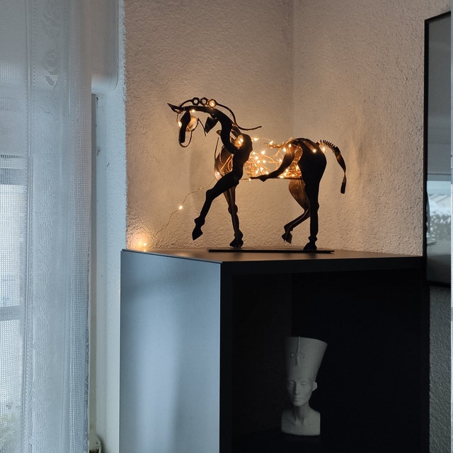 Uniek design metalen paard sculptuur van Adonisma, perfect als kunstzinnige decoratie of luxe cadeau voor interieur.