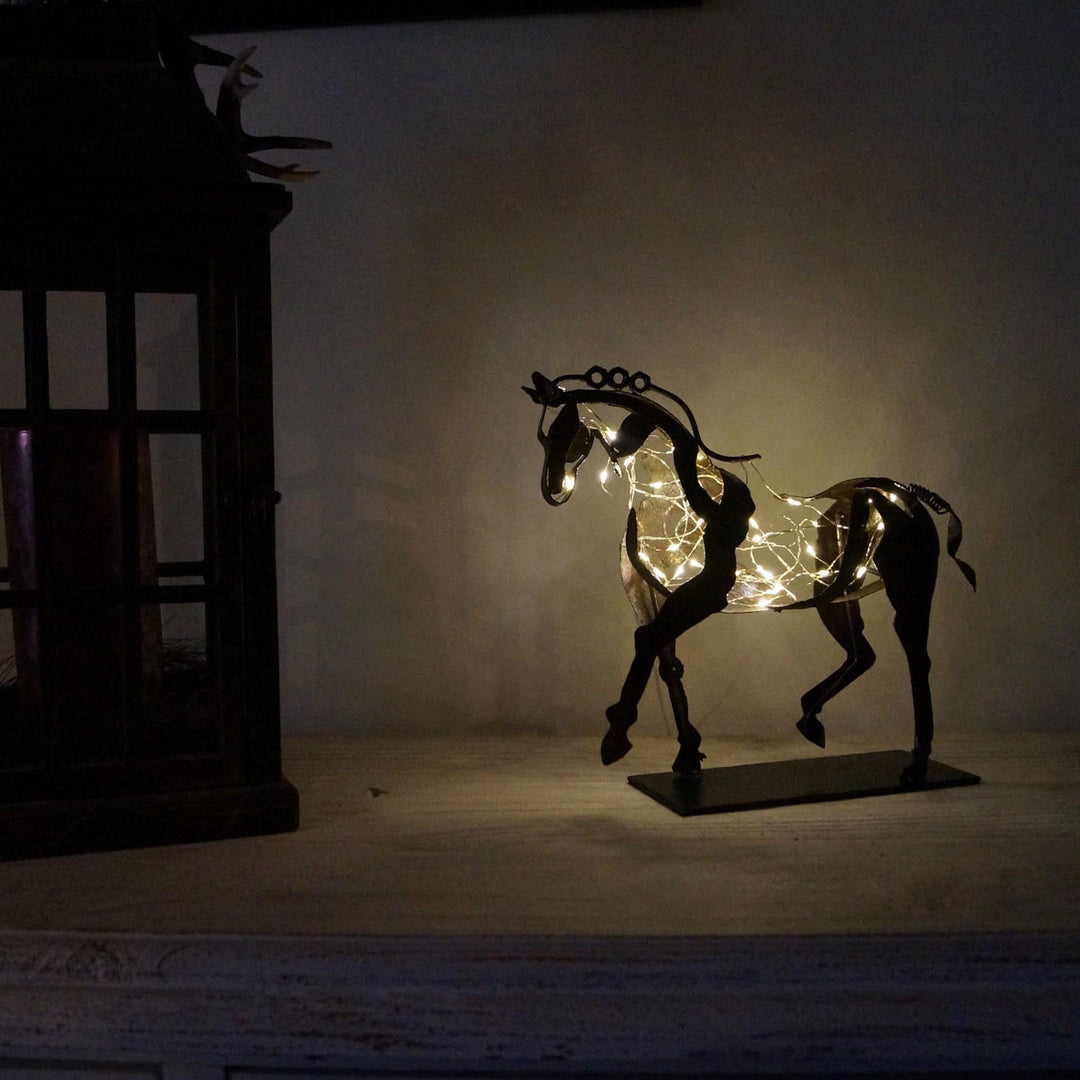 Gedetailleerd Adonisma Design metalen paard kunstbeeld. Een elegant interieur sculptuur voor moderne en klassieke woonruimtes.