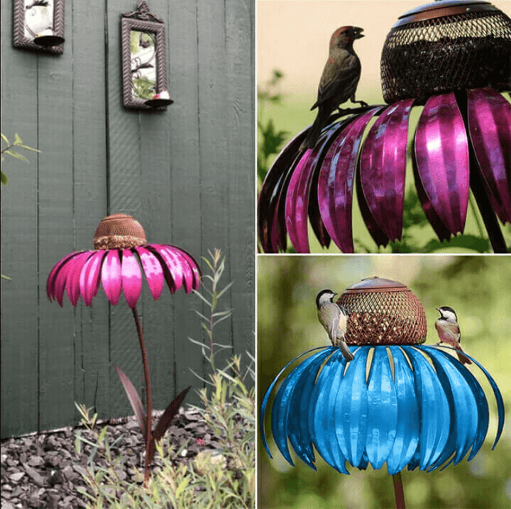 Decoratief metalen vogelvoederhuisje met bloemdesign voor de tuin. Ideaal voor vogels en tuindecoratie.