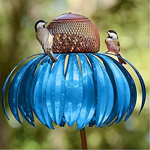 Bloemvormig metalen vogelhuisje, functioneel en decoratief. Een aanwinst voor elke tuin met vogels.