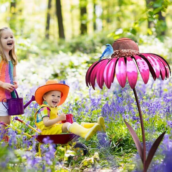 Tuindecoratie: sierlijk vogelvoederhuisje van metaal met bloempatroon. Trekt vogels naar je tuin.