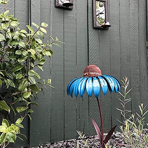 Modern vogelvoederhuisje met bloemdetails. Prachtige tuindecoratie die diverse vogels lokt.