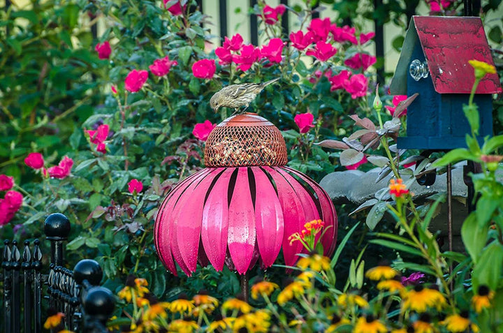 Elegant vogelvoederhuisje met bloemmotief. Perfecte tuindecoratie voor vogelvoer in de tuin.