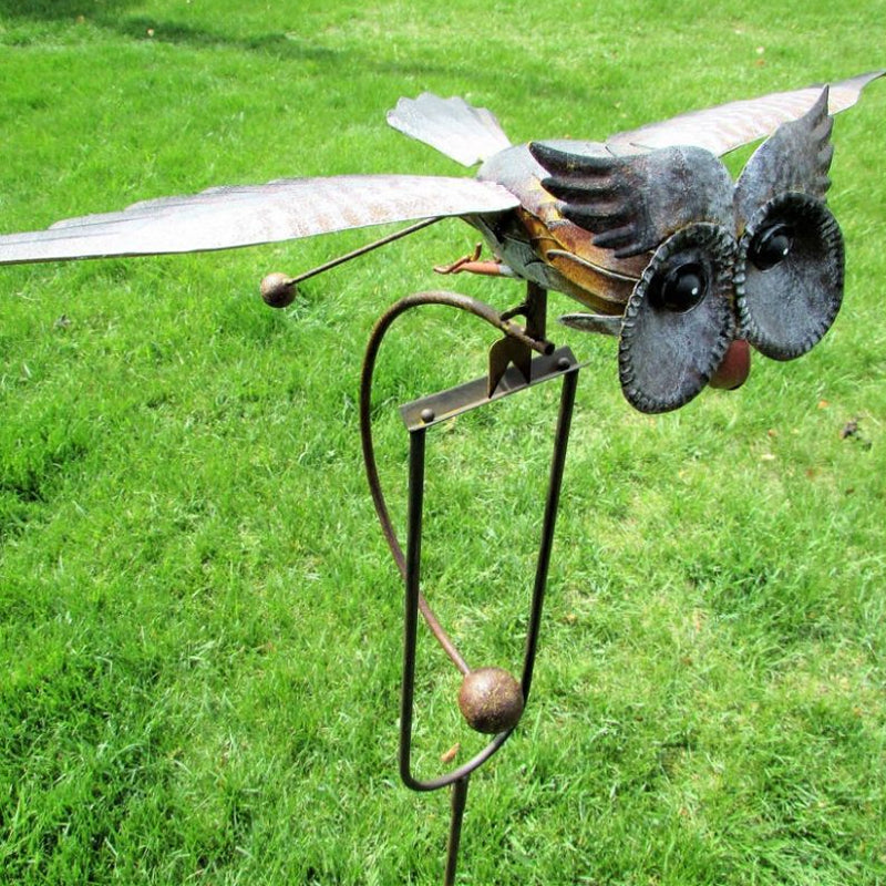 Decoratieve tuinkunst vogel windmolen, geïnspireerd op adelaar en uil, gemaakt van metaal voor terras of tuin.