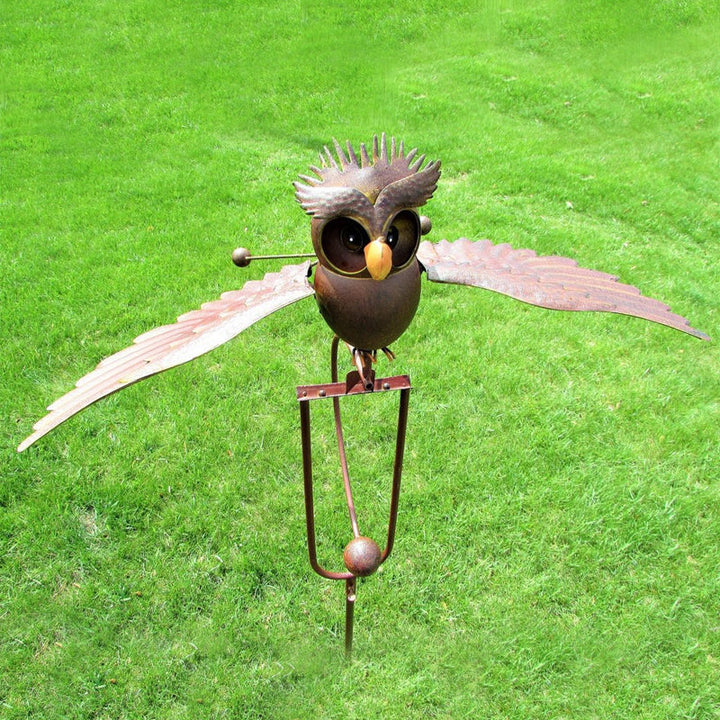Decoratieve tuinkunst vogel windmolen, geïnspireerd op adelaar en uil, gemaakt van metaal voor terras of tuin.