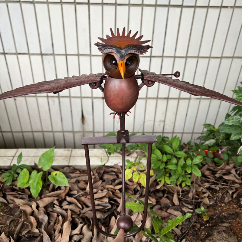 Decoratieve tuinkunst vogel windmolen, geïnspireerd op adelaar en uil, gemaakt van metaal voor terras of tuin.
