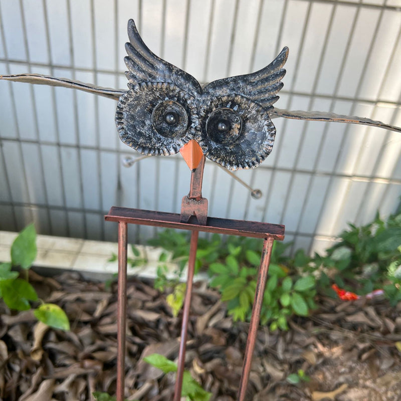 Decoratieve tuinkunst vogel windmolen, geïnspireerd op adelaar en uil, gemaakt van metaal voor terras of tuin.