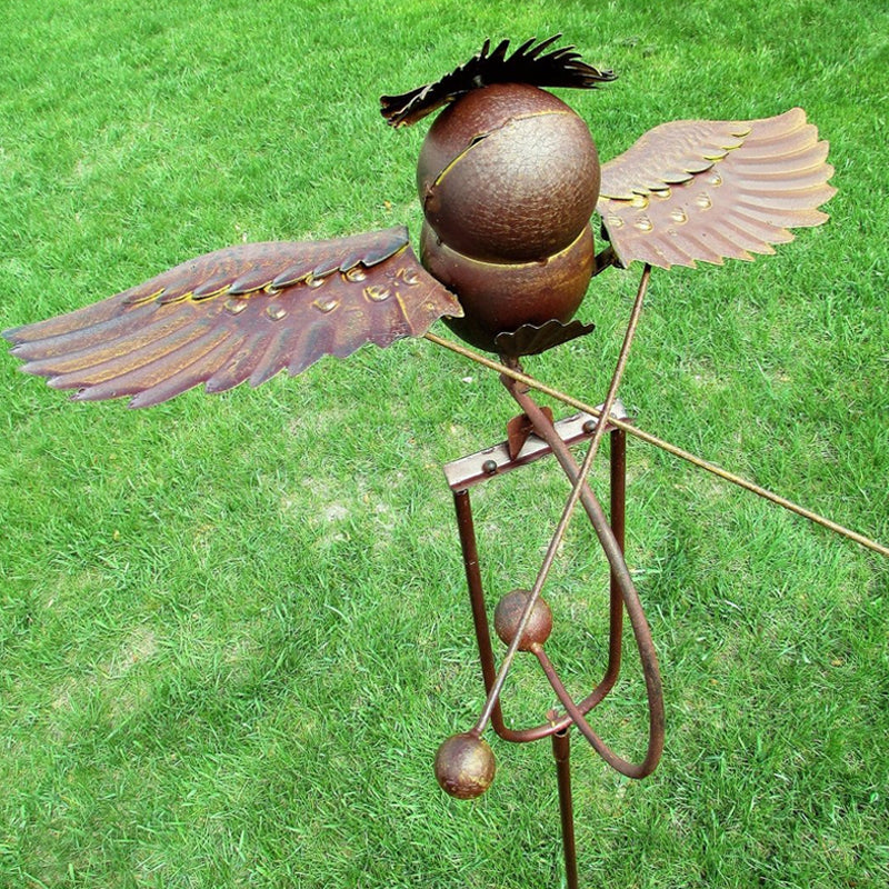 Decoratieve tuinkunst vogel windmolen, geïnspireerd op adelaar en uil, gemaakt van metaal voor terras of tuin.