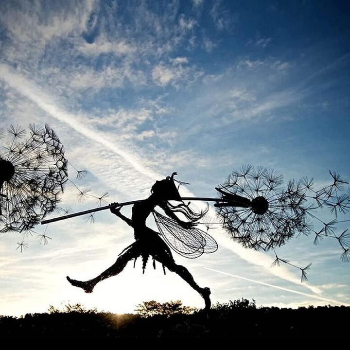 Gedetailleerd metalen beeld van een elf met paardenbloem, perfecte tuindecoratie voor een magische sfeer.