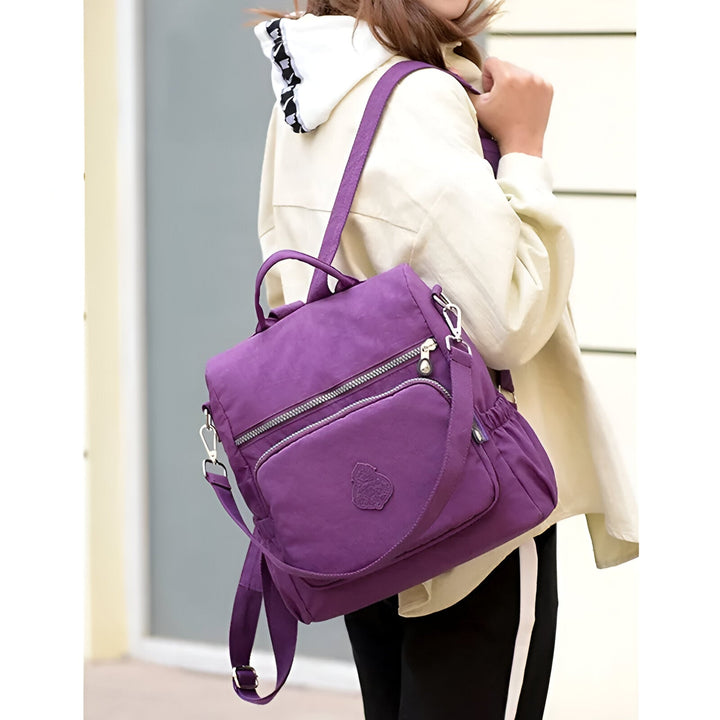 Diefstalveilige damesrugzak in beige, weerbestendig, elegant ontwerp met verborgen ritsen voor extra veiligheid.