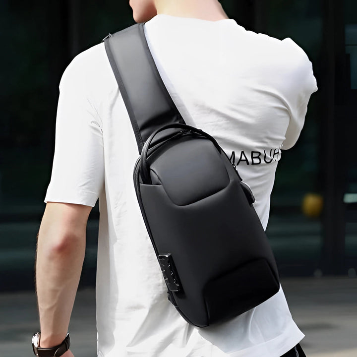 Diefstalveilige USB-rugzak van waterbestendig materiaal, zwart, ergonomisch, vooraanzicht, modern design.