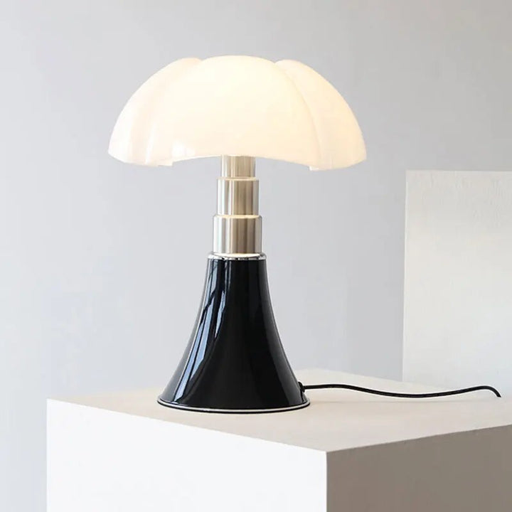 Veelzijdige bloemenlamp met dimbare functionaliteit, geschikt als sfeerverlichting of leeslamp.
