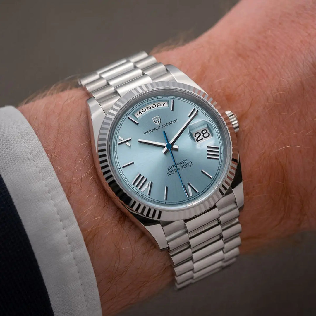Lifestyle beeld van het Dominus herenhorloge, symbool voor tijdloze elegantie en superieure kwaliteit.