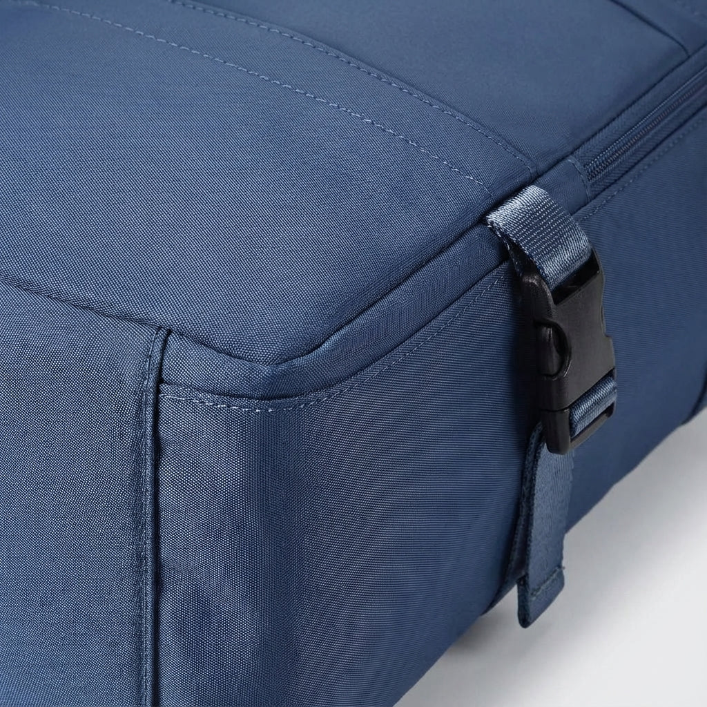 Stijlvolle blauwe reisrugzak, waterbestendig en robuust, perfect voor veilig en comfortabel reizen.