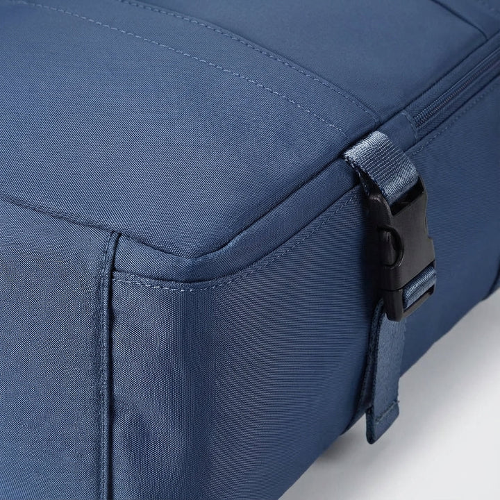 Stijlvolle blauwe reisrugzak, waterbestendig en robuust, perfect voor veilig en comfortabel reizen.