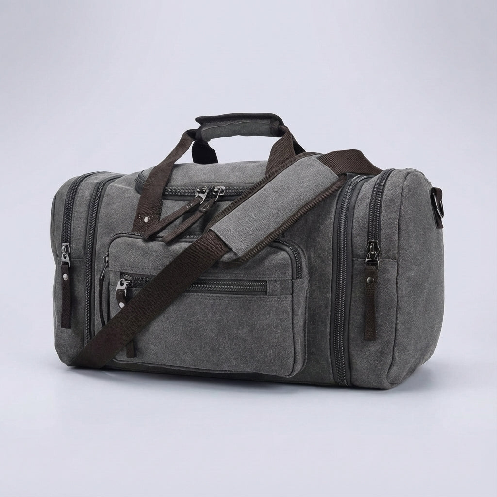 Open WeekenderPro duffel tas toont ruim interieur, klaar voor inpakken voor reizen of sport.