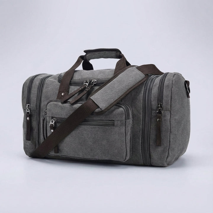 Open WeekenderPro duffel tas toont ruim interieur, klaar voor inpakken voor reizen of sport.