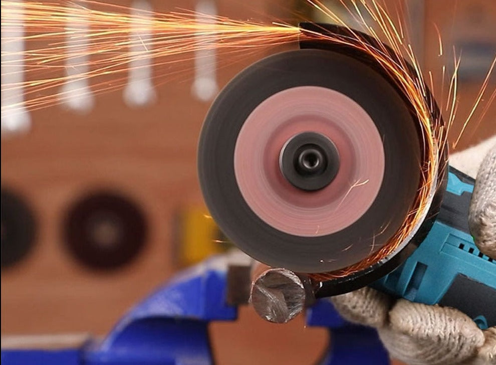 Detailfoto van de krachtige draadloze haakse slijper, klaar voor slijpwerk en renovatie.