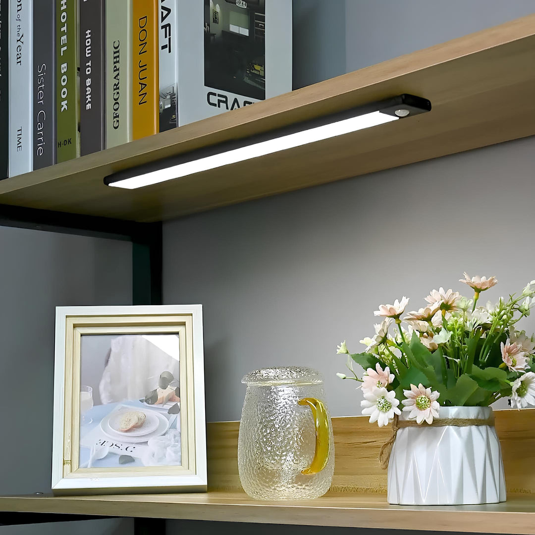 Energiezuinige bewegingssensor lamp GlowMotion. Oplaadbare draadloze LED kastverlichting.
