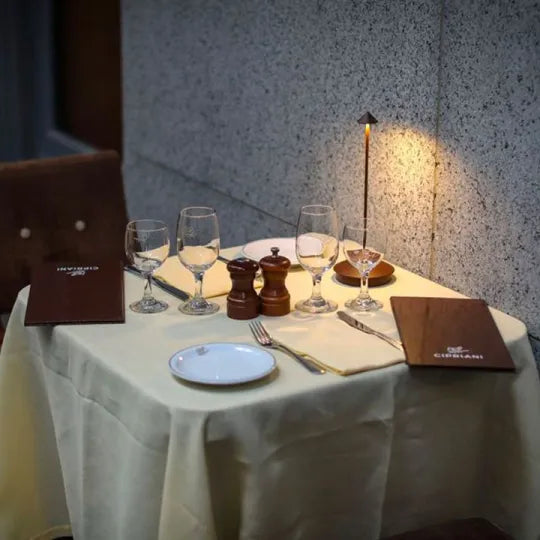 Innovatieve ModernLumin draadloze LED tafellamp, sfeerlamp voor een moderne woon- of slaapkamer.