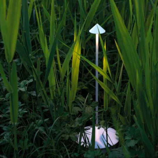 Veelzijdige ModernLumin LED lamp, draadloos en dimbaar, creëert de gewenste sfeer, binnen of buiten.