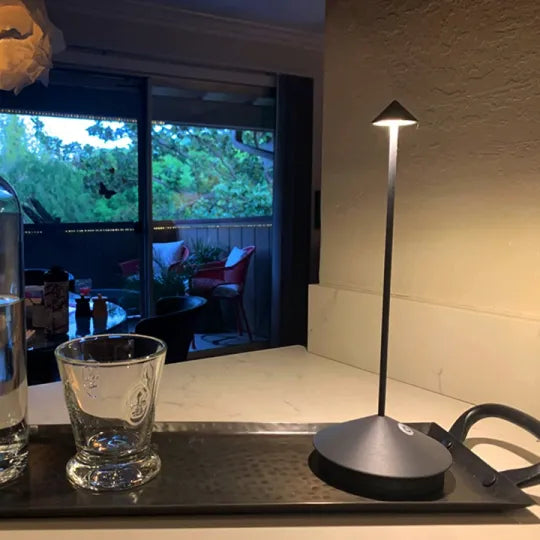 Functionaliteit ontmoet design met de ModernLumin draadloze LED tafellamp; sfeer binnen & buiten.