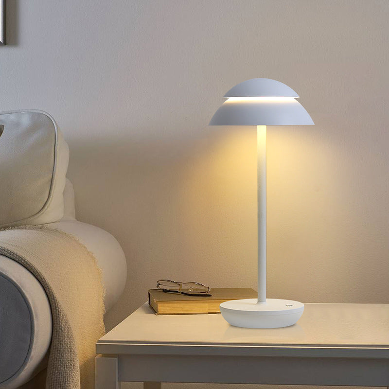 Compacte design tafellamp GlowBeam met LED, draadloos en oplaadbaar voor sfeervolle decoratie.