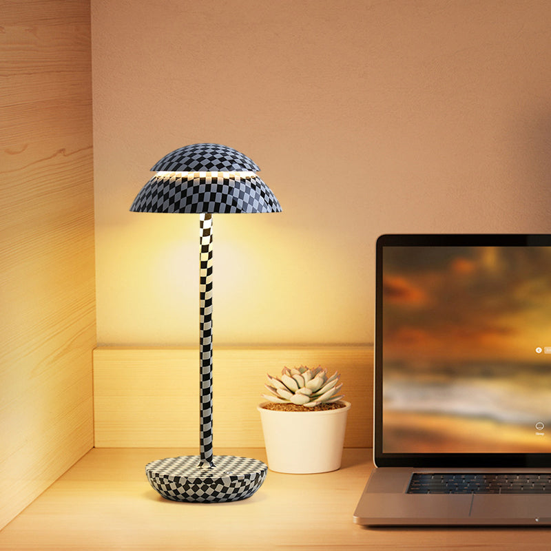 Decoratieve draadloze LED tafellamp GlowBeam, oplaadbaar, voor een modern interieur.