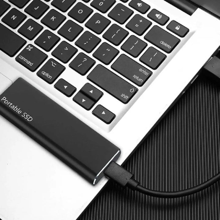 Externe 4TB USB-C harddisk in gebruik, snelle en betrouwbare data opslag voor laptop en pc.